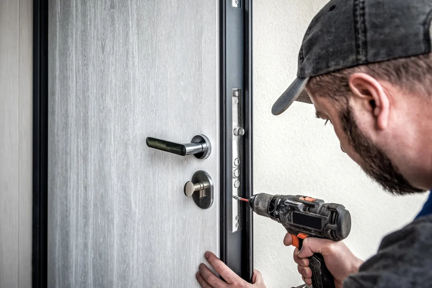 Pose d'une serrure de sûreté sur une porte blindée sombre