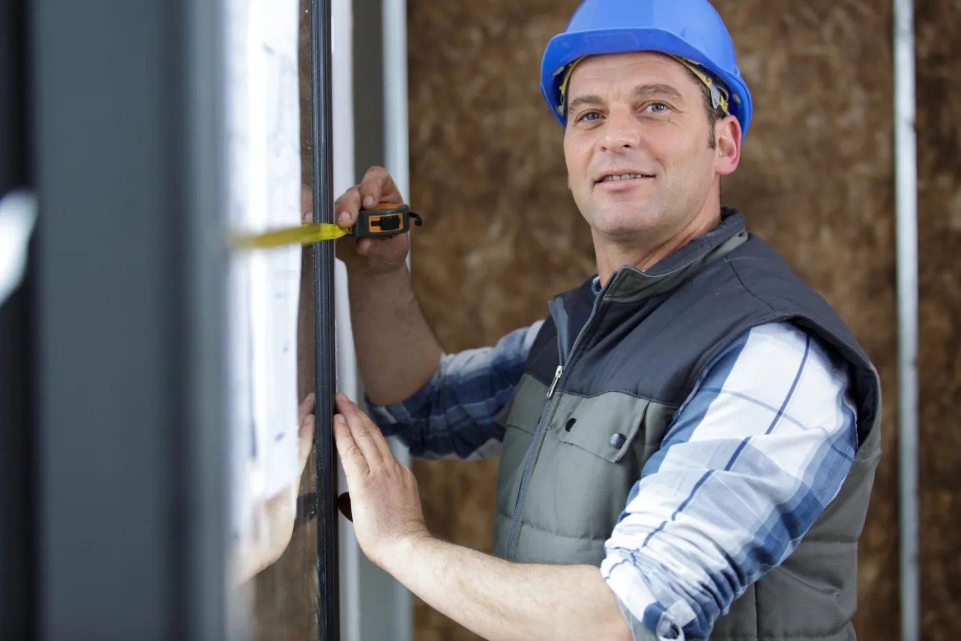 Artisan serrurier installant un mécanisme de serrure haute sécurité