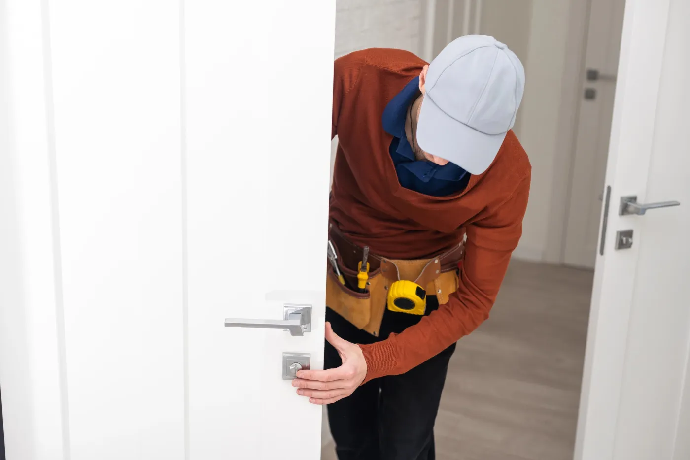 Détail d'une poignée et d'une serrure de sûreté sur une porte de standing
